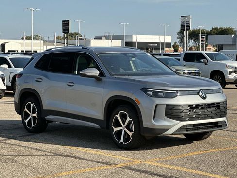 New 2025 Volkswagen Tiguan SE image 7