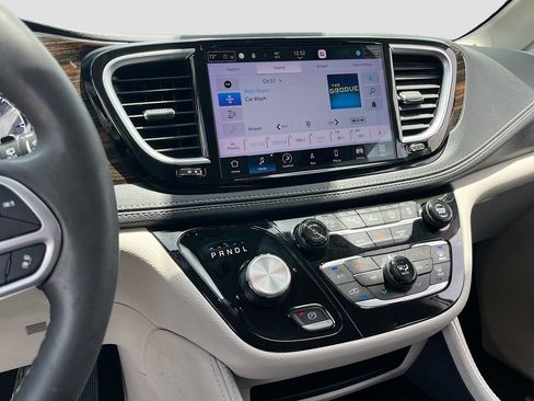 Used 2023 Chrysler Pacifica Limited FWD image 15