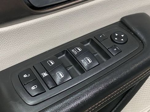 Used 2018 Chrysler Pacifica Touring-L image 29