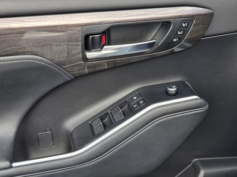 Used 2020 Toyota Highlander Limited AWD/4WD image 11