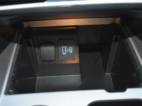 Used 2024 Ford Explorer Limited image 32