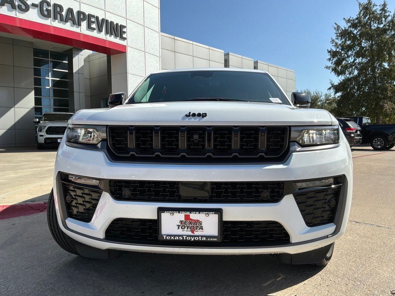 Used 2026 Jeep Grand Cherokee Limited AWD/4WD image 3