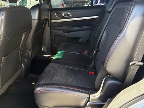 Used 2018 Ford Explorer XLT w/ Equipment Group 202A FWD image 8