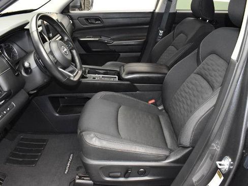 Certified 2025 Nissan Pathfinder SV FWD image 11