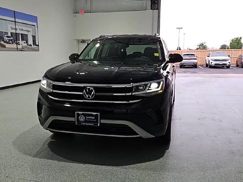 Certified 2023 Volkswagen Atlas SE w/ Black Wheel Package FWD image 3