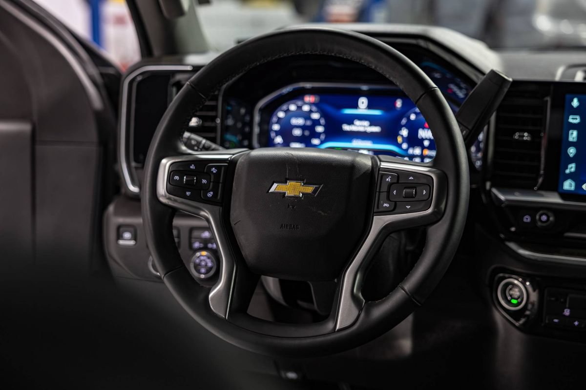 Used 2025 Chevrolet Silverado 2500 LT w/ Convenience Package AWD/4WD image 11