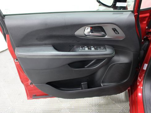 Used 2025 Chrysler Pacifica Select FWD image 6