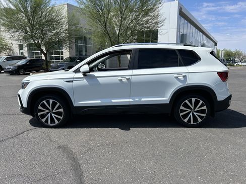 Certified 2024 Volkswagen Taos SE FWD image 2