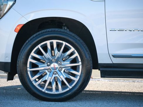 Used 2024 GMC Yukon XL Denali w/ Advanced Technology Package image 23