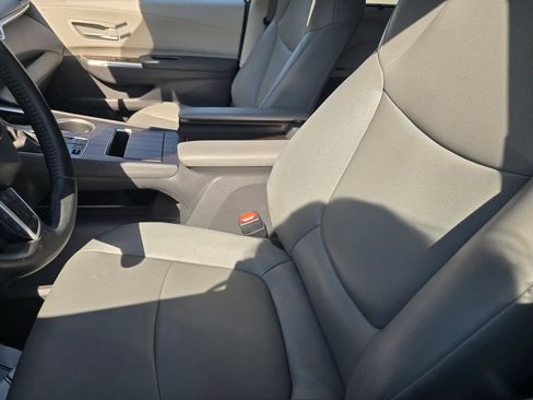 Used 2024 Toyota Sienna XLE FWD image 23