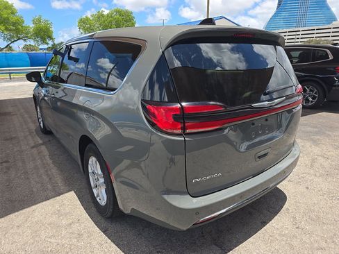 Used 2023 Chrysler Pacifica Touring-L FWD image 8