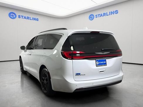 Used 2022 Chrysler Pacifica Touring-L FWD image 7