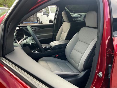 Used 2025 Chevrolet Traverse LT FWD image 9