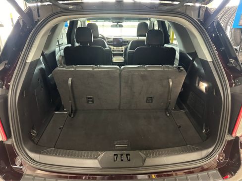 Used 2022 Ford Explorer XLT w/ Equipment Group 202A image 9