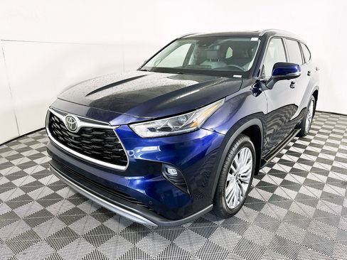 Used 2024 Toyota Highlander Platinum FWD image 7