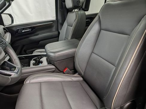 Used 2025 Chevrolet Suburban Premier image 10