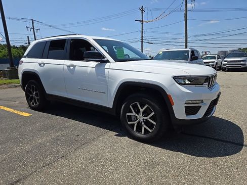 Certified 2025 Jeep Grand Cherokee Limited AWD/4WD image 8