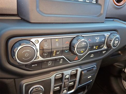 Used 2021 Jeep Gladiator Mojave w/ Cold Weather Group image 17