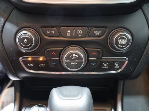 Used 2020 Jeep Cherokee Trailhawk w/ Cold Weather Group AWD/4WD image 36