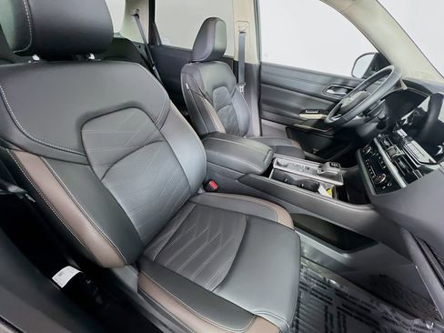 Used 2025 Nissan Pathfinder Platinum AWD/4WD image 36