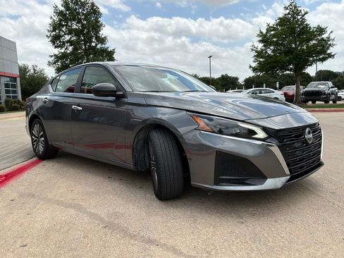 Used 2025 Nissan Altima 2.5 SV FWD image 4