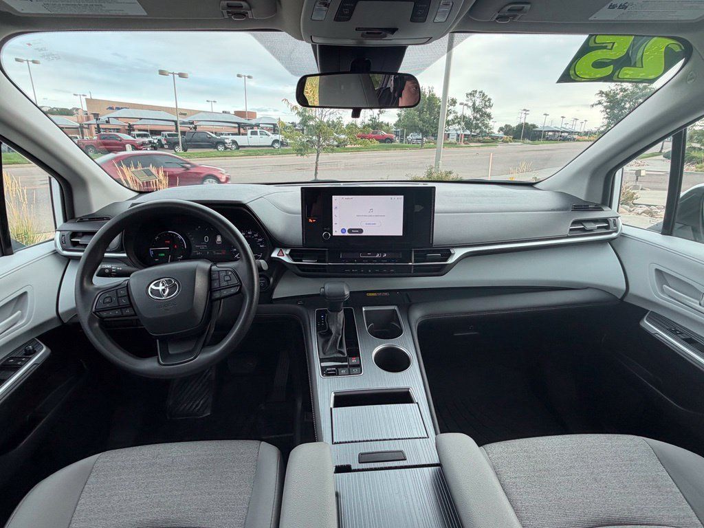 Used 2025 Toyota Sienna LE AWD/4WD image 12