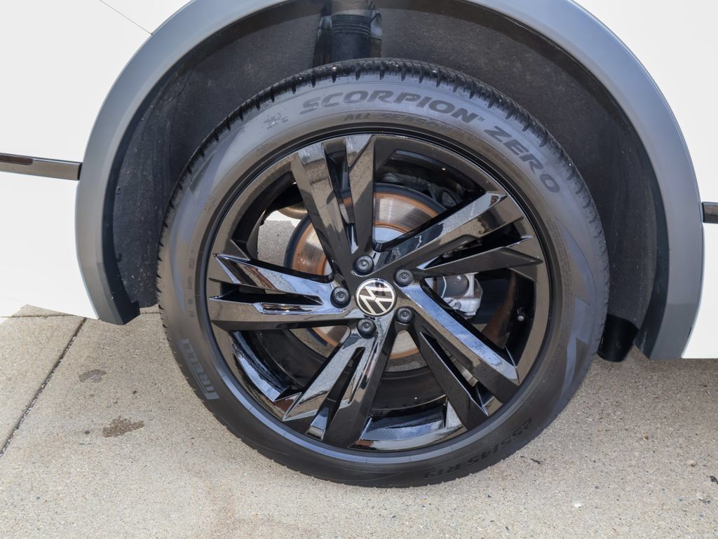 Certified 2024 Volkswagen Tiguan SE R-Line AWD/4WD image 9