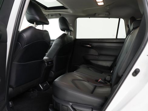 Used 2025 Toyota Highlander XLE AWD/4WD image 18