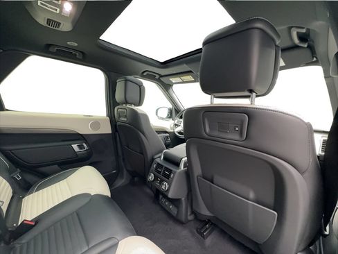 Used 2023 Land Rover Discovery Metropolitan Edition AWD/4WD image 28