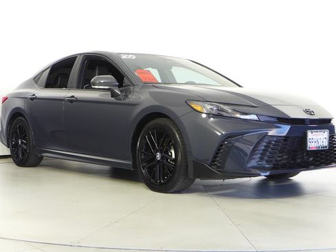 Used 2025 Toyota Camry SE FWD image 4
