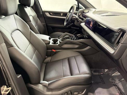 Certified 2024 Porsche Cayenne image 33
