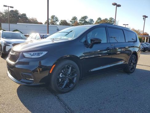 New 2026 Chrysler Pacifica Limited w/ Uconnect Theater Family Group image 3