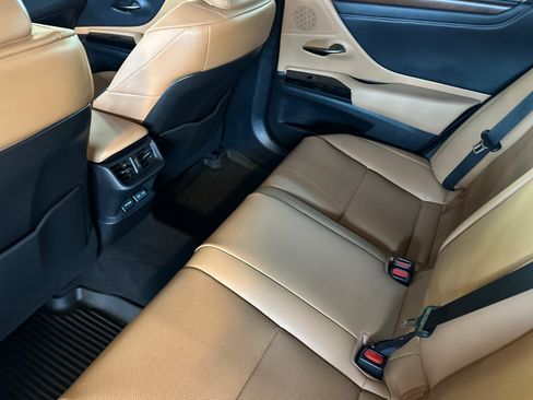 Used 2025 Lexus ES 300h w/ Premium Package FWD image 25