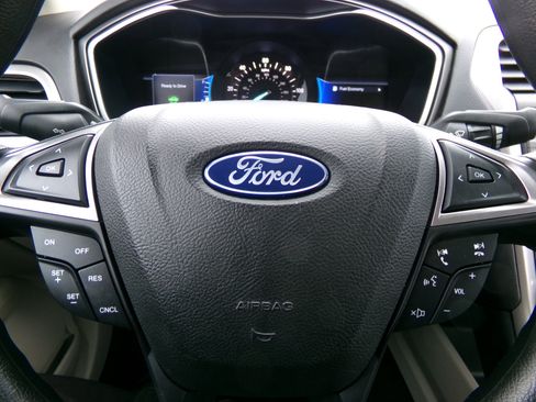 Used 2018 Ford Fusion SE image 16