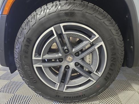 Used 2025 Rivian R1S Adventure image 9