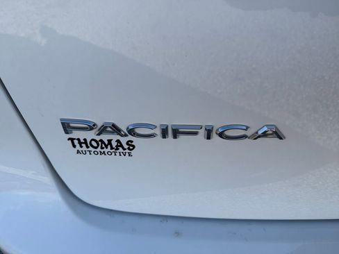 Used 2024 Chrysler Pacifica Touring-L image 11