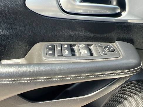 Used 2019 Chrysler Pacifica Touring-L w/ S Appearance Package FWD image 16