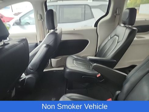 Used 2021 Chrysler Pacifica Touring-L FWD image 10