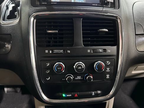 Used 2019 Dodge Grand Caravan SE image 39