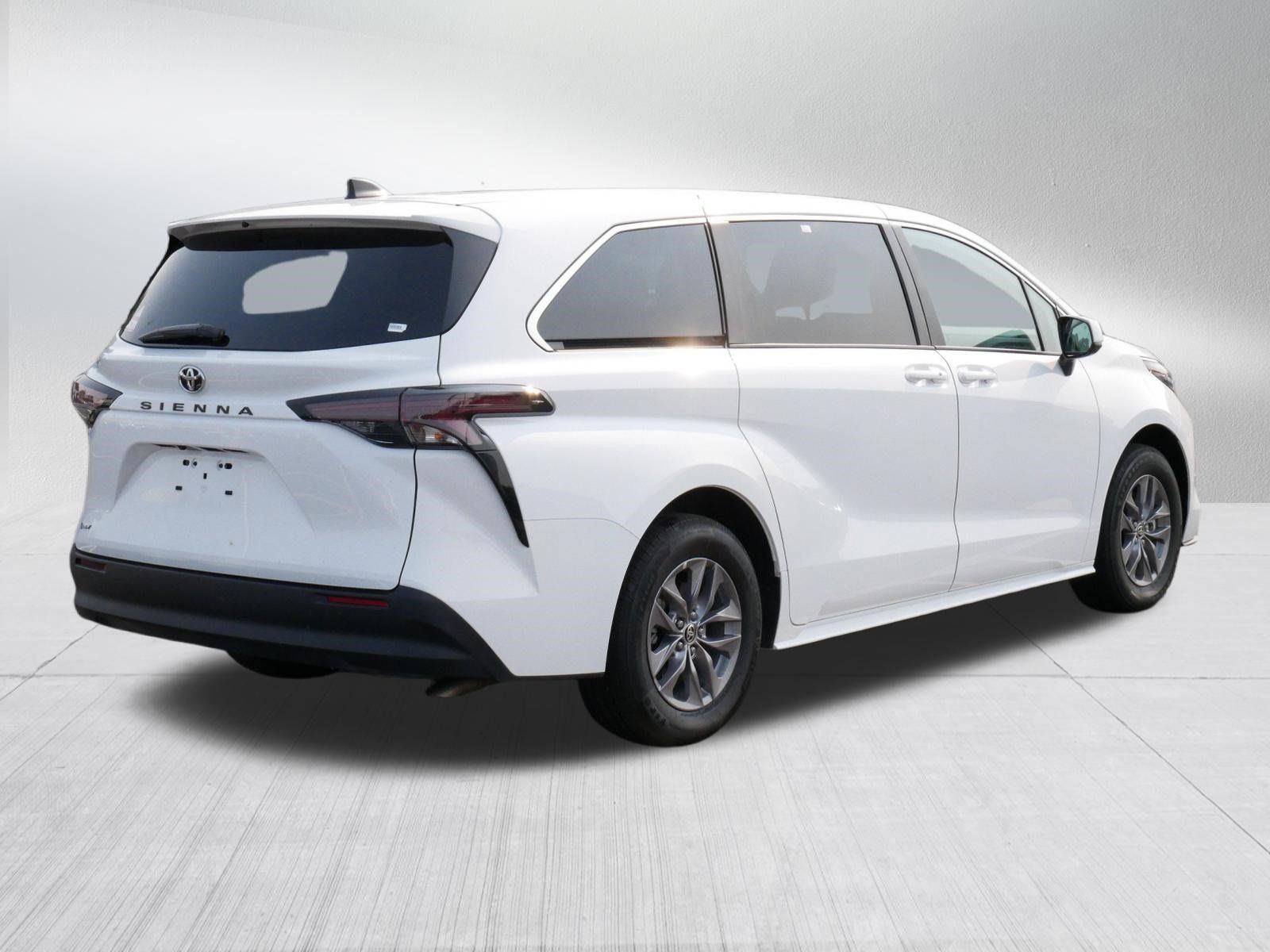 Certified 2026 Toyota Sienna LE FWD image 7