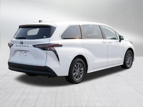 Certified 2026 Toyota Sienna LE FWD image 7