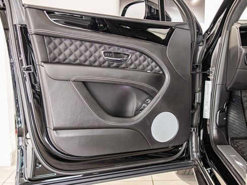 Used 2022 Bentley Bentayga image 36
