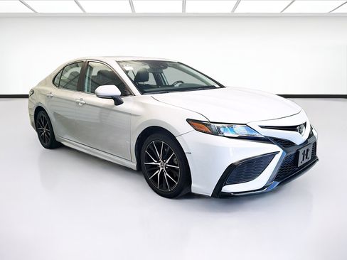 Used 2022 Toyota Camry SE FWD image 3