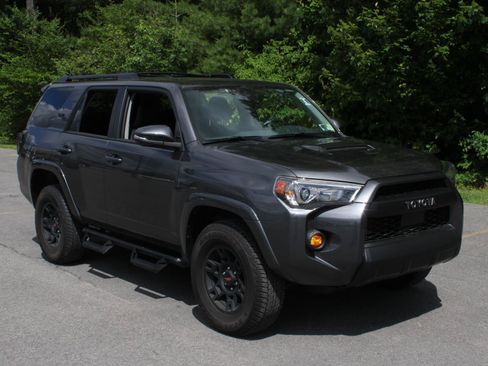 Used 2023 Toyota 4Runner TRD Off-Road Premium w/ Moonroof Package AWD/4WD image 3
