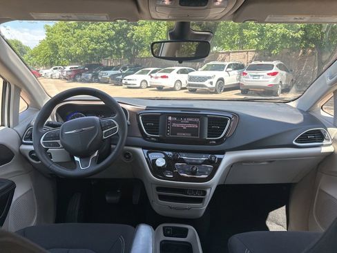 Used 2023 Chrysler Voyager LX FWD image 20