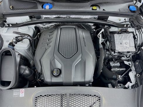 Certified 2025 Porsche Macan image 25