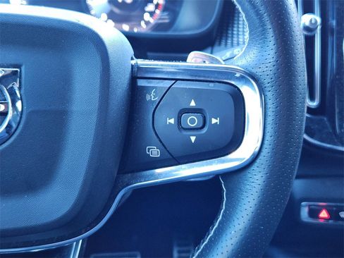 Used 2020 Volvo XC40 T5 R-Design w/ Protection Package Premier image 19