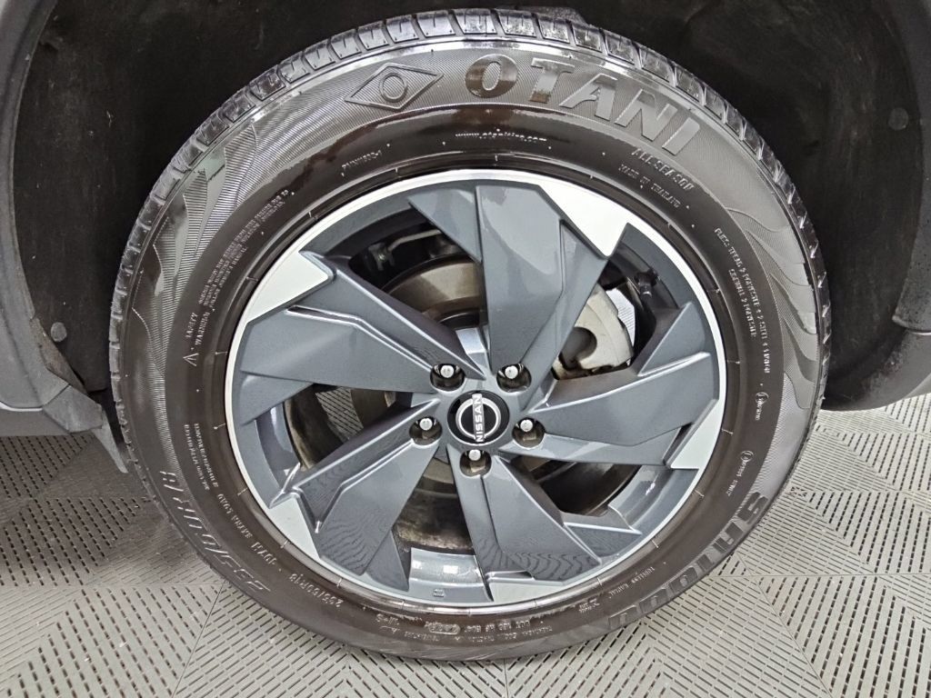 Used 2025 Nissan Rogue SV AWD/4WD image 40