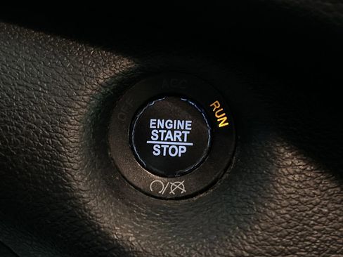 Used 2019 Jeep Cherokee Limited image 25