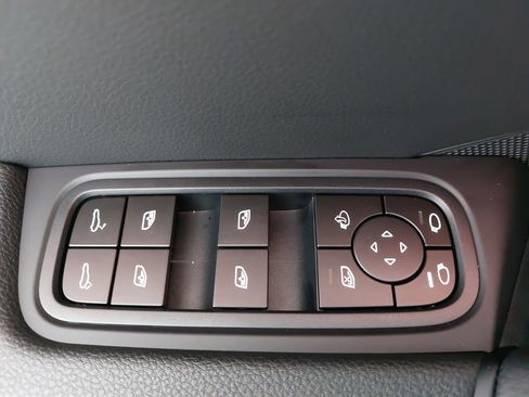 Certified 2025 Porsche Cayenne Coupe image 30